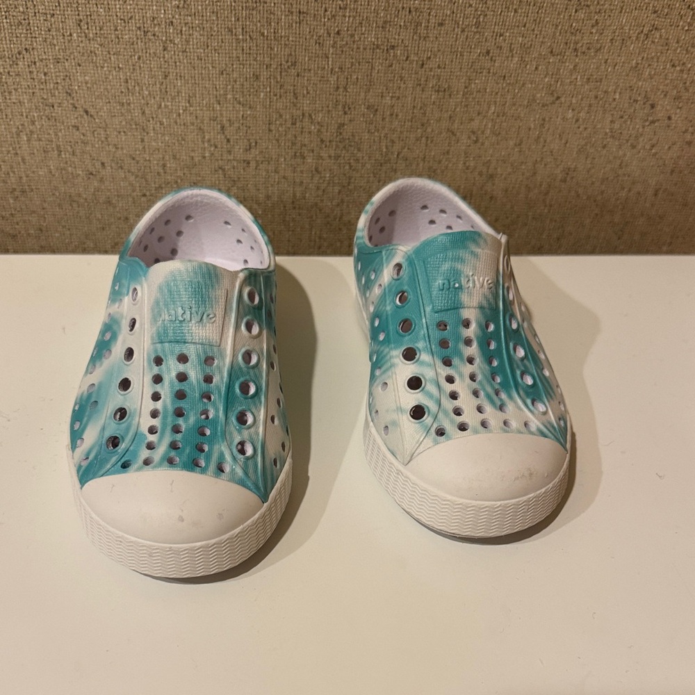 Native toddler size T6 six Shoes - Aqua teal